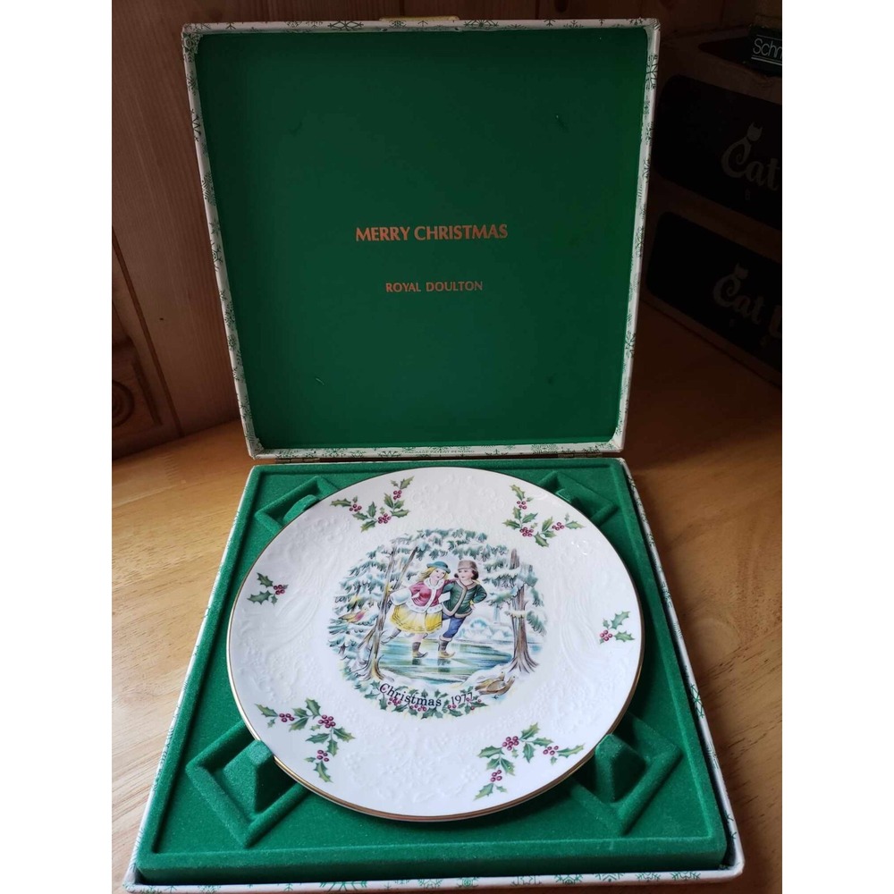Royal Doulton 1977 Christmas Plate – Ice Skaters w/ Original‎ Hinged Box Vintage